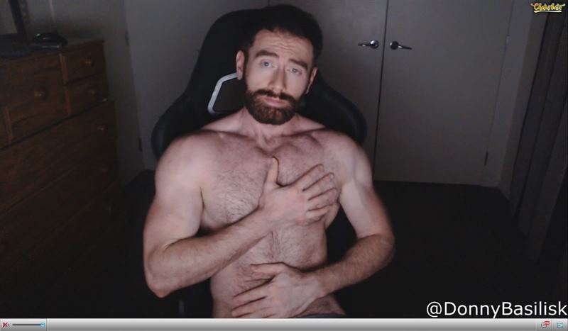 Hairy muscled stud on Chaturbate