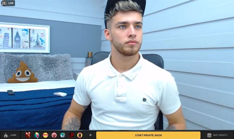 Blue-eyed stunner chatting with his viewers on CameraBoys
