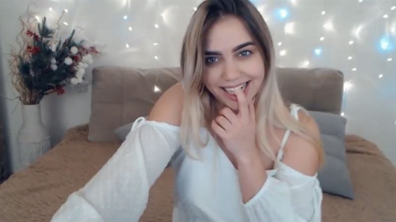 Chubby cutie on CamSoda playfully biting her finger