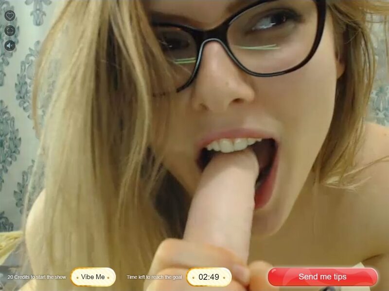 Blonde with glasses in Candy Show on ImLive