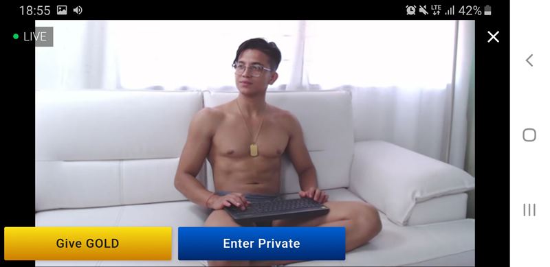 Hot mulatto chatting with members on Streamen